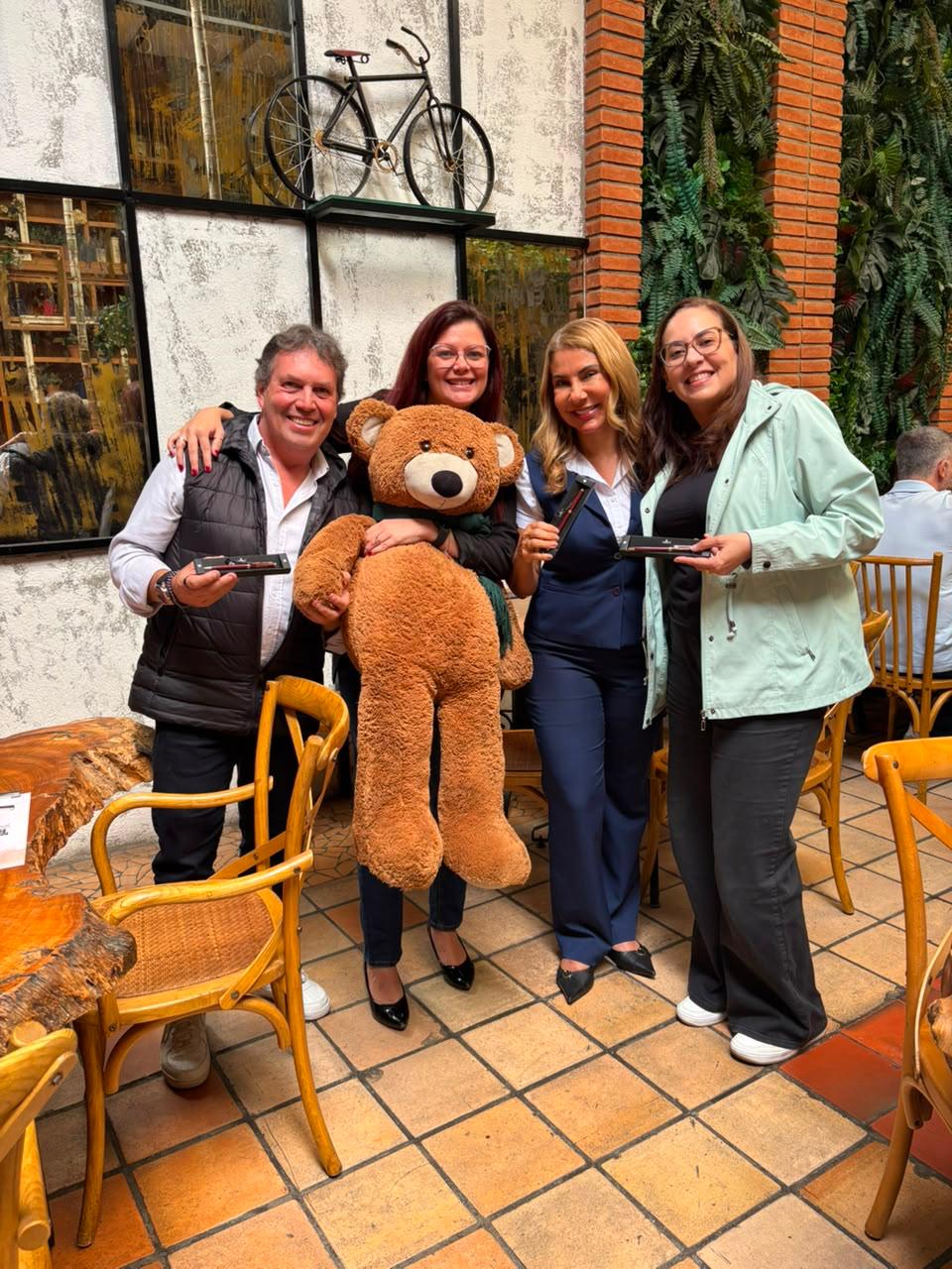 Renata em encontro profissional com equipe